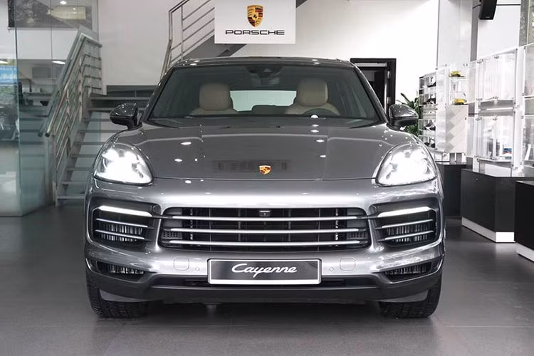 Porsche Cayenne mới sử dụng động cơ V8 4.0 tăng áp kép có công suất cực đại 550 mã lực và mô-men xoắn cực đại 770 Nm. Đi kèm là hộp số tự động 8 cấp. Giá xe Porsche Cayenne 2019 đang được bán ra với 3 phiên bản gồm có tiêu chuẩn, S, Turbo và có mức giá khởi điểm từ hơn 4,5 tỷ đồng.