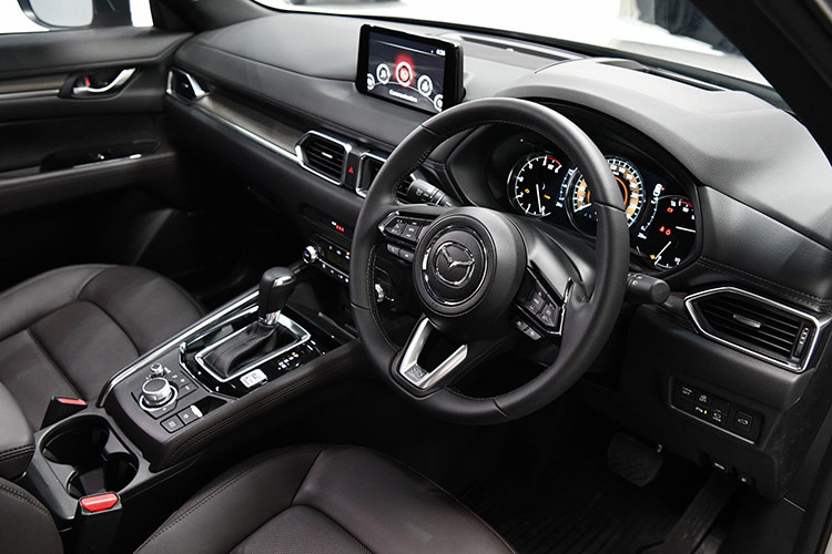 Chuyển lên phiên bản 2.0 SP 2WD, Mazda CX-5 2025 được trang bị mâm hợp kim 19 inch với thiết kế mới cùng bộ sạc không dây tạo ra sự tiện lợi hơn cho người sử dụng.