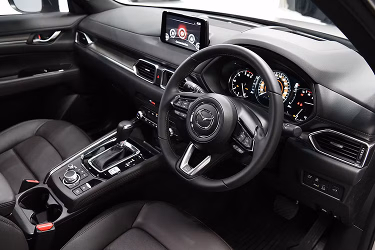 Chuyển lên phiên bản 2.0 SP 2WD, Mazda CX-5 2025 được trang bị mâm hợp kim 19 inch với thiết kế mới cùng bộ sạc không dây tạo ra sự tiện lợi hơn cho người sử dụng.