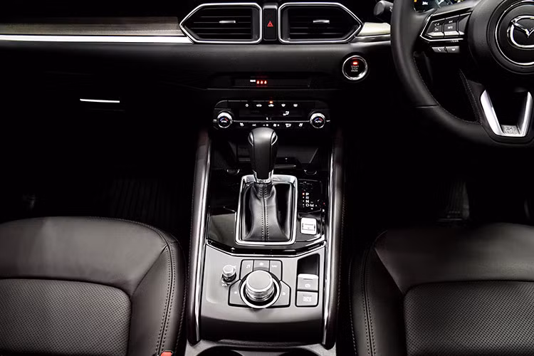 Mazda CX-5 thế hệ mới có kích thước dài x rộng x cao lần như 4.550 x 1.840 x 1.680 mm, chiều dài cơ sở đạt 2.700 mm và khoảng sáng gầm xe là 193 mm.