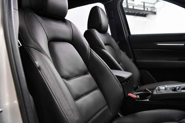 Ngoài ra, mâm xe hợp kim 19 inch được thiết kế mới cùng với lẫy chuyển số trên vô lăng. Về nội thất, phiên bản này sử dụng vật liệu trang trí gỗ và ghế ngồi bọc da Nappa màu đỏ đậm. Bên cạnh đó, hàng ghế trước cũng được trang bị tính năng thông gió.