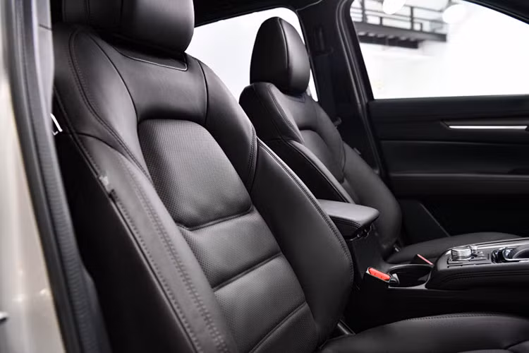 Ngoài ra, mâm xe hợp kim 19 inch được thiết kế mới cùng với lẫy chuyển số trên vô lăng. Về nội thất, phiên bản này sử dụng vật liệu trang trí gỗ và ghế ngồi bọc da Nappa màu đỏ đậm. Bên cạnh đó, hàng ghế trước cũng được trang bị tính năng thông gió.