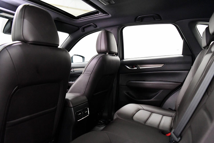 Phiên bản cao cấp 2.2 XDL 4WD có những điểm nổi bật như cản trước và ngăn chặn sau được tinh chỉnh cùng màu với thân xe, hệ thống ống xả đôi có thể điều chỉnh kích thước lớn và bánh xe vòm cùng màu với xe.