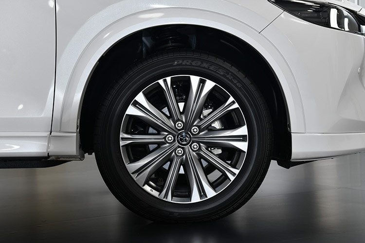 Phiên bản tiêu chuẩn 2.0 S 2WD được trang bị các tính năng hiện đại như đèn pha và đèn hậu LED Signature với thiết kế mới, lưới tản nhiệt chỉnh sửa và mâm xe hợp kim thiết kế mới 17 inch. Ngoài ra, xe còn được bổ sung lẫy chuyển số trên vô lăng, tính năng kết nối Apple CarPlay không dây và cốp sau chỉnh điện miễn phí tay với cảm biến đá chân. 