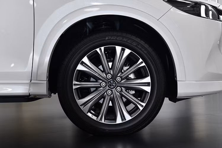 Phiên bản tiêu chuẩn 2.0 S 2WD được trang bị các tính năng hiện đại như đèn pha và đèn hậu LED Signature với thiết kế mới, lưới tản nhiệt chỉnh sửa và mâm xe hợp kim thiết kế mới 17 inch. Ngoài ra, xe còn được bổ sung lẫy chuyển số trên vô lăng, tính năng kết nối Apple CarPlay không dây và cốp sau chỉnh điện miễn phí tay với cảm biến đá chân. 