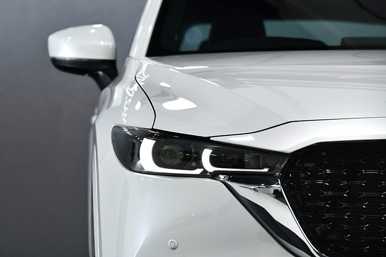 Trong đó có việc loại bỏ động cơ xăng 2.5 Turbo 4WD cho CX-5 2025, giảm giá bán cho phiên bản cơ sở và bổ sung thời gian bảo hành dài hơn. Ngoài ra, phiên bản mới còn có thêm các màu sơn ngoại thất mới như xám và be tạo ra nhiều dạng đa dạng cho người tiêu dùng.