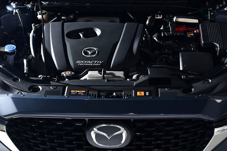 Về động cơ, phiên bản than 2.0 Skyactiv-G mang đến công suất cực đại 165 mã lực ở tốc độ 6.000 vòng/phút, mô-men xoắn tối đa 210 Nm ở tốc độ 4.000 vòng/phút, kết hợp với hộp số tự động 6 cấp.