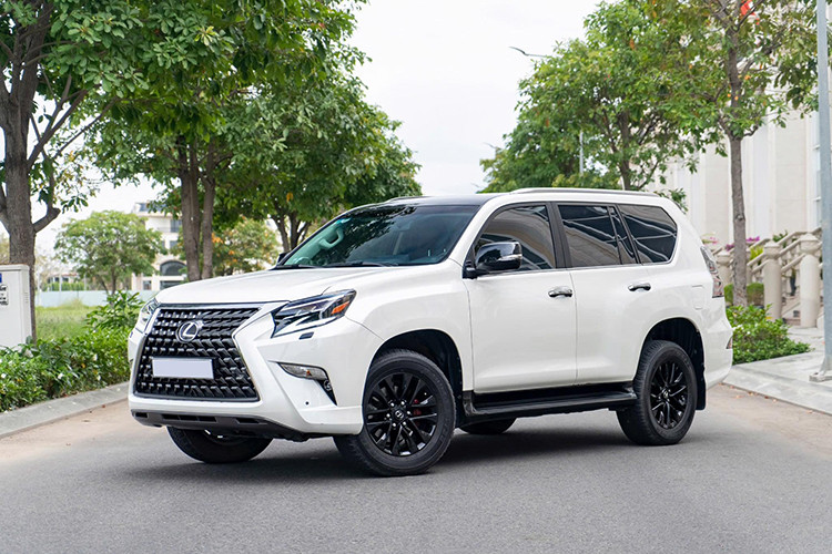 Mới đây trên thị trường xe đã qua sử dụng tại Hà Nội, một chiếc Lexus GX 460 đời 2022 đang được rao bán với mức giá nhỉnh 5 tỷ đồng (chưa thương lượng). Theo thông tin từ người bán, xe sở hữu ngoại thất màu trắng, nội thất màu kem và đã vận hành khoảng 25.000 km.