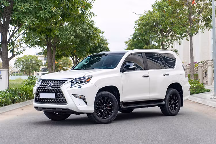 Mới đây trên thị trường xe đã qua sử dụng tại Hà Nội, một chiếc Lexus GX 460 đời 2022 đang được rao bán với mức giá nhỉnh 5 tỷ đồng (chưa thương lượng). Theo thông tin từ người bán, xe sở hữu ngoại thất màu trắng, nội thất màu kem và đã vận hành khoảng 25.000 km.