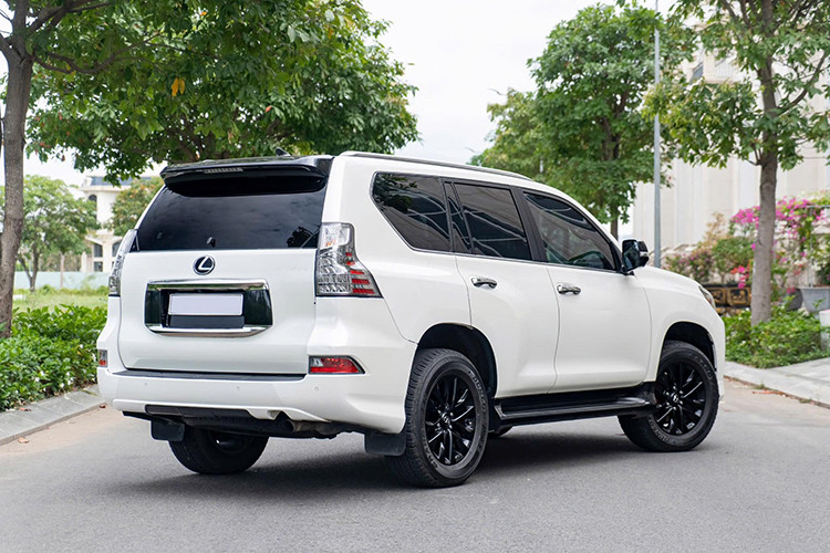 Lexus GX 460 2022 tại Việt Nam là mẫu SUV hạng sang hiếm hoi trong phân khúc thiên về off-road. Xe sở hữu thiết kế vuông vức, mạnh mẽ. Điểm nhấn ngoại thất nằm ở lưới tản nhiệt hình con suốt cỡ lớn với họa tiết 3D và viền crôm sang trọng. Cụm đèn trước sử dụng công nghệ Full LED, gồm ba bóng LED đặc trưng của Lexus, tích hợp dải đèn LED ban ngày hình móc câu. 