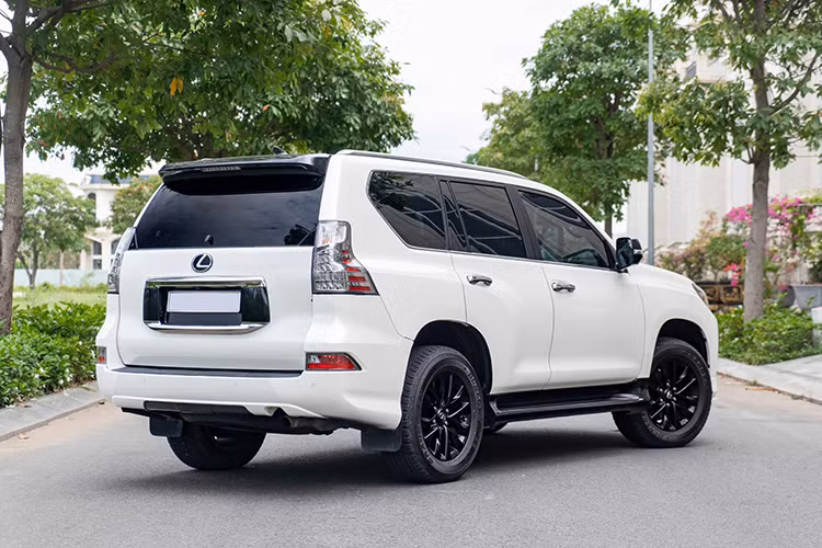 Lexus GX 460 2022 tại Việt Nam là mẫu SUV hạng sang hiếm hoi trong phân khúc thiên về off-road. Xe sở hữu thiết kế vuông vức, mạnh mẽ. Điểm nhấn ngoại thất nằm ở lưới tản nhiệt hình con suốt cỡ lớn với họa tiết 3D và viền crôm sang trọng. Cụm đèn trước sử dụng công nghệ Full LED, gồm ba bóng LED đặc trưng của Lexus, tích hợp dải đèn LED ban ngày hình móc câu. 
