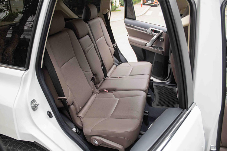 Ghế trên xe được bọc da Semi-aniline cao cấp. Hàng ghế trước chỉnh điện 8 hướng, tích hợp chức năng sưởi và làm mát, riêng ghế lái có thêm nhớ 2 vị trí và hỗ trợ ra vào. Hàng ghế thứ hai có tính năng sưởi ghế, gập linh hoạt theo tỷ lệ 40:60, trong khi hàng ghế thứ ba có thể gập điện, giúp tăng dung tích khoang chứa đồ. 