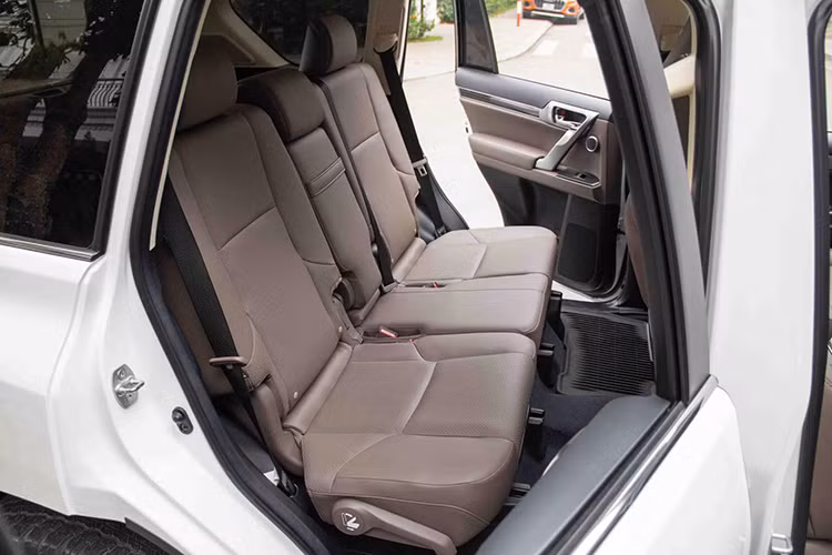 Ghế trên xe được bọc da Semi-aniline cao cấp. Hàng ghế trước chỉnh điện 8 hướng, tích hợp chức năng sưởi và làm mát, riêng ghế lái có thêm nhớ 2 vị trí và hỗ trợ ra vào. Hàng ghế thứ hai có tính năng sưởi ghế, gập linh hoạt theo tỷ lệ 40:60, trong khi hàng ghế thứ ba có thể gập điện, giúp tăng dung tích khoang chứa đồ. 