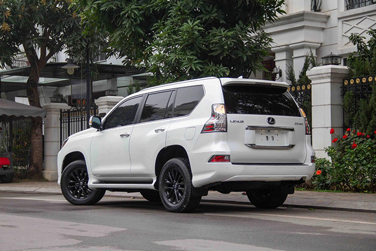 Được biết, khi mua mới, giá xe Lexus GX 460 2022 niêm yết là 5,97 tỷ đồng. Khi tính thêm các khoản thuế, phí lăn bánh, số tiền mà chủ nhân đầu tiên phải chi trả có thể vượt mức 6,7 tỷ đồng. 