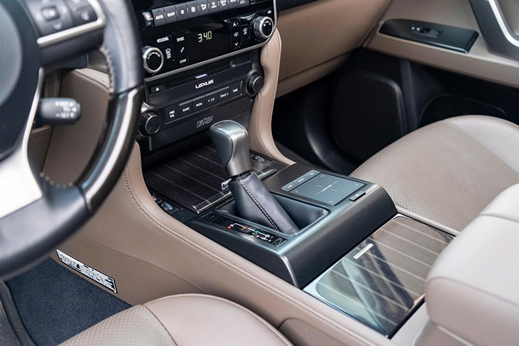 Dưới nắp ca-pô, Lexus GX 460 2022 được trang bị động cơ V8 4.6L, sản sinh công suất 292 mã lực tại 5.500 vòng/phút và mô-men xoắn cực đại 438 Nm tại 3.500 vòng/phút. Kết hợp với hộp số tự động 6 cấp và hệ dẫn động 4 bánh toàn thời gian, mẫu SUV này có khả năng tăng tốc từ 0-100 km/h trong 8,3 giây.