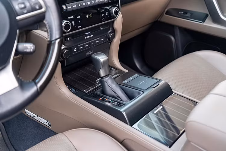 Dưới nắp ca-pô, Lexus GX 460 2022 được trang bị động cơ V8 4.6L, sản sinh công suất 292 mã lực tại 5.500 vòng/phút và mô-men xoắn cực đại 438 Nm tại 3.500 vòng/phút. Kết hợp với hộp số tự động 6 cấp và hệ dẫn động 4 bánh toàn thời gian, mẫu SUV này có khả năng tăng tốc từ 0-100 km/h trong 8,3 giây.