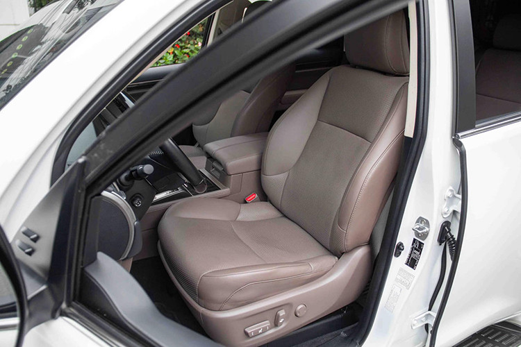 Phía sau vô-lăng là cụm đồng hồ Optitron đặc trưng. Hệ thống giải trí của xe bao gồm dàn âm thanh 17 loa cao cấp Mark Levinson, đầu CD/DVD, cùng các kết nối AM/FM/USB/AUX/Bluetooth. Ngoài ra, xe còn được trang bị nhiều tiện ích như cổng sạc ở các hàng ghế, hộp làm mát, nút bấm khởi động, hệ thống dẫn đường tích hợp bản đồ Việt Nam.