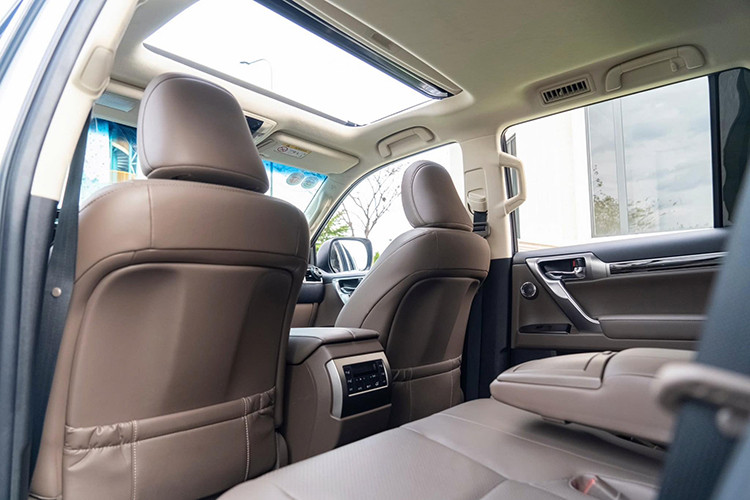 Lexus GX 460 2022 sở hữu loạt công nghệ an toàn tiên tiến như 10 túi khí, phanh ABS/BA/EBD, hệ thống ổn định thân xe, kiểm soát lực bám đường, hỗ trợ khởi hành ngang dốc, hỗ trợ xuống dốc, cảnh báo áp suất lốp, cảm biến khoảng cách trước/sau và camera 360 độ.