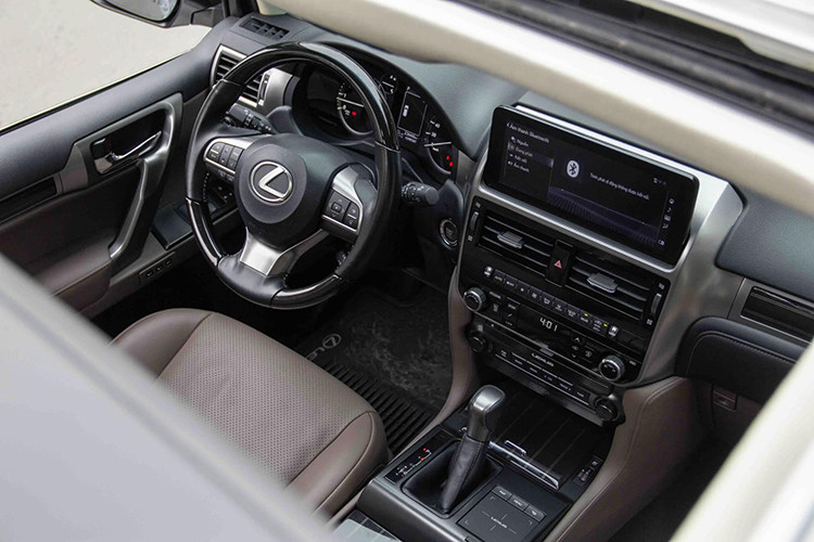 Khoang lái của GX 460 2022 mang phong cách sang trọng với màn hình giải trí trung tâm 10,3 inch, hỗ trợ kết nối điện thoại thông minh và điều khiển cảm ứng qua Remote Touch Interface. Vô-lăng ba chấu bọc da, ốp gỗ sang trọng, có chức năng chỉnh điện, nhớ vị trí và hỗ trợ ra vào.