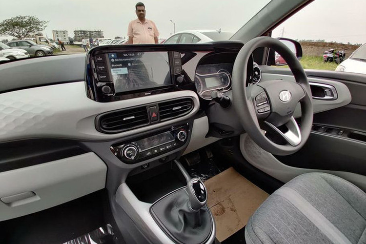 Bên trong xe, Grand i10 mới được trang bị bảng điều khiển hoàn toàn mới với vẻ ngoài hiện đại hơn, hệ thống thông tin giải trí màn hình cảm ứng 8.0, nội thất gọn gàng và thoáng mát. Một số thay đổi khác như vô lăng mới, lỗ thông hơi AC và thậm chí cả hệ thống thông tin giải trí, có khả năng đi kèm với bộ kết nối BlueLink của Hyundai. Phía sau vô-lăng là cụm công cụ bán kỹ thuật số mới.