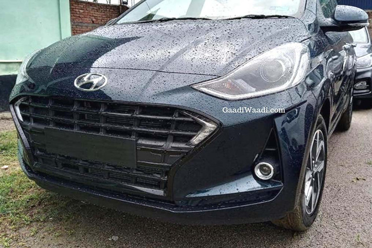 Hai dải đèn LED định vị ban ngày hình móc câu được thiết kế gắn thẳng vào cạnh của mặt ca-lăng, đây là kiểu thiết kế khá đặc biệt và mới mẻ trong ngành xe. Chưa hết, cụm đèn chiếu sáng trung tâm trên Grand i10 2020 cũng mang tính thời đại hơn so với phiên bản cũ.