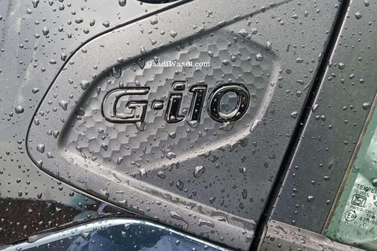 Thân và đuôi xe cũng chứa đựng nhiều sự thay đổi mạnh mẽ như trụ C sơn đen tạo cảm giác như chiếc xe dài hơn hay bộ mâm 5 chấu kép với phong cách thiết kế mới. Ngoài ra, bộ vành la-zăng hợp kim 4 chấu phối 2 màu mới cũng mang đến vẻ hiện đại hơn cho mẫu xe cỡ nhỏ, giá rẻ này.