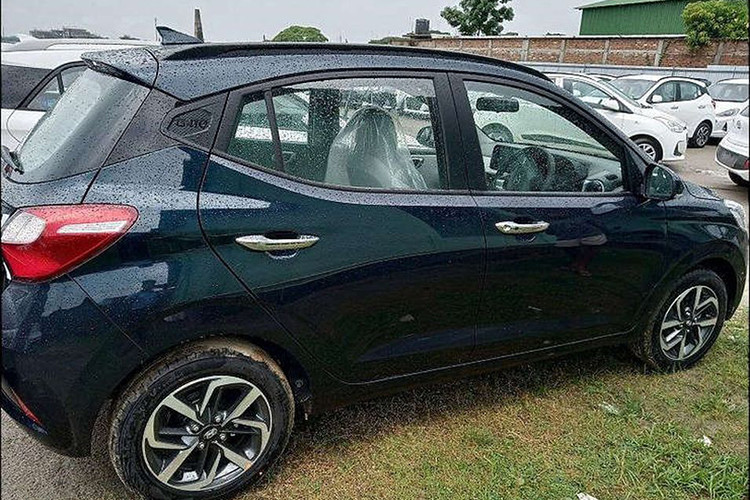 Về ngoại hình, Hyundai Grand i10 2020 mới đã có sự thay đổi mang tính toàn diện so với phiên bản trước đây. Cụ thể ở phần đầu xe, Grand i10 2020 sở hữu bộ mặt ca-lăng hình thác nước theo phong cách của "đàn anh" Sonata, nhưng tất nhiên nó đã được thu nhỏ lại để phù hợp hơn với kích thước của một mẫu xe cỡ nhỏ như i10.