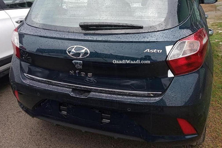 Đặc biệt, điểm nổi bật nhất ở phần đầu xe phải kể tới những đường gân dập nổi trên nắp ca-pô. Chi tiết này sẽ làm nhiều người liên tưởng tới phần đầu của mẫu xe Hyundai Sonata 2020 mới được ra mắt gần đây. 