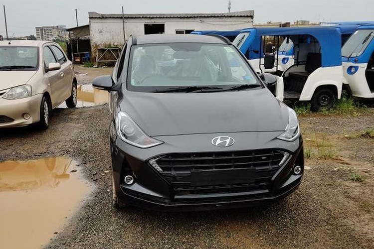 Theo nhiều chuyên gia cho hay, việc "lộ hàng" này của mẫu xe Hyudnai Grand i10 Nios 2020 được đánh giá là không quá bất ngờ khi chỉ 1 đến 2 ngày nữa, xe sẽ chính thức được ra mắt tới thị trường Ấn Độ. So với phiên bản tiền nhiệm, Grand i10 2020 là sự "lột xác" đúng nghĩa về mọi mặt, đặc biệt là thiết kế.