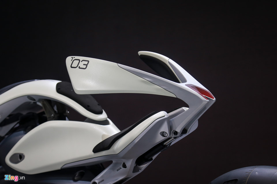 Về tổng thể, Yamaha MOTOROiD có thiết kế khá gọn gàng và cơ bản. Xe thiết kế cho một người ngồi, nhiều chi tiết bằng vật liệu carbon để tối ưu trọng lượng xe, chỉ 213 kg. MOTOROiD được tích hợp phần động cơ điện vào ổ trục bánh sau ăn khớp với khung càng sau.