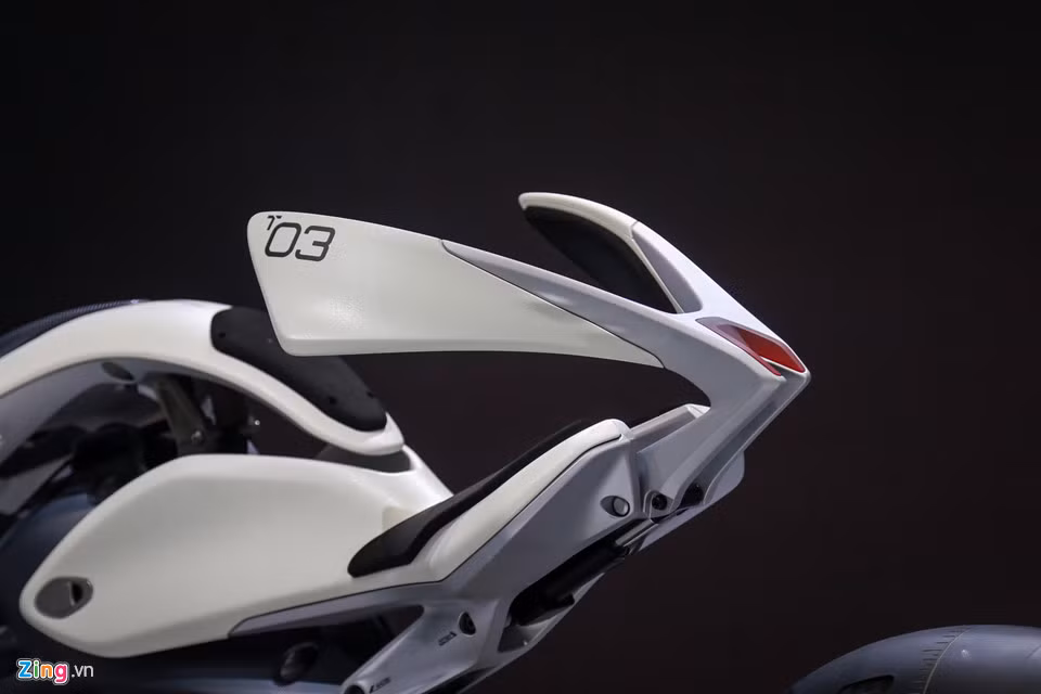 Về tổng thể, Yamaha MOTOROiD có thiết kế khá gọn gàng và cơ bản. Xe thiết kế cho một người ngồi, nhiều chi tiết bằng vật liệu carbon để tối ưu trọng lượng xe, chỉ 213 kg. MOTOROiD được tích hợp phần động cơ điện vào ổ trục bánh sau ăn khớp với khung càng sau.