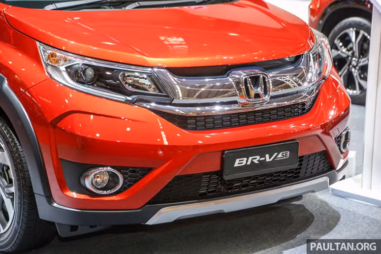 Thiết kế đầu xe với hệ thống đèn chiếu sáng với một choá projector mỗi bên ứng dụng công nghệ Bi-xenon hoặc Halogen đi kèm với dải đèn Led định vị ban ngày mảnh mai nhưng không kém phần ấn tượng. Thêm vào đó, mặt ca-lăng được trang trí một thanh chrome to và dày giống với những "người anh em" Civic hay CR-V.