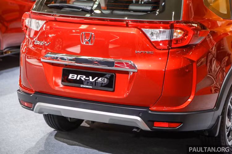 Đuôi xe của Honda BR-V Special Edition mới được thiết kế khá đơn giản, giống như bản thường với cụm đèn hậu nối liền với nhau bởi một dải đèn Led. Đây là phong cách thiết kế của các hãng xe hơi trong giai đoạn gần đây và nó mang đến diện mạo hiện đại và cuốn hút hơn.