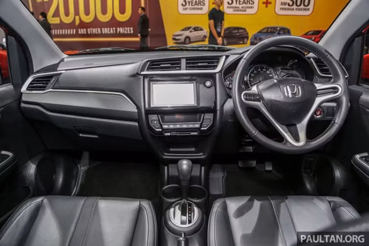 Bên trong nội thất, Honda BR-V SE mới vẫn duy trì phong cách thiết kế cách tối giản và thực dụng. Các chi tiết thừa được lược bỏ đi tối đa. Vô-lăng 3 chấu tích hợp các nút bấm với thiết kế hình chữ T cứng cáp, ghế ngồi bọc da. Cụm đồng hồ công-tơ-mét vẫn là dạng analog.