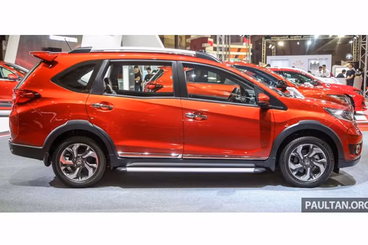 Honda BR-V có thiết kế theo kiểu MPV lai crossover, tương tự như "đối thủ" Mitsubishi Xpander. Xe có kích thước dài x rộng x cao lần lượt là 4.456 x 1.735 x 1.666 mm. Trục cơ sở 2.662 mm. Khoảng sáng gầm xe 201 mm. Khối lượng khô 1.210 kg.