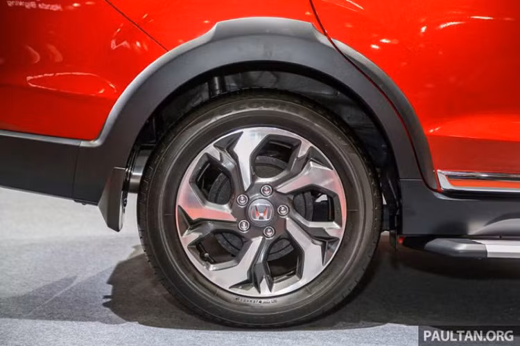 Honda BR-V SE mới có thêm bậc cửa ở hai bên cùng cánh lướt gió thể thao phía sau, e ẫn sở hữu bộ mâm đa chấu thể thao kích thước 16 inch, kết hợp với lốp 195/60R16. Các chi tiết ngoại thất khác được hoàn thiện trong màu sơn đỏ ngọc trai Passion Red Pearl giống như màu sơn được sử dụng trên HR-V mới nhất hoặc tùy chọn sơn trắng White Orchid Pearl.