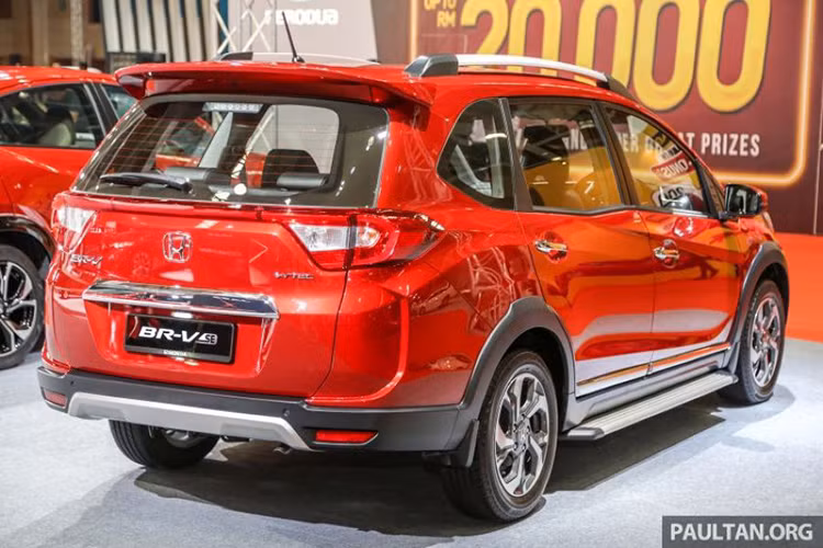 Honda BR-V SE sở hữu khối động cơ 1.5L cho ra công suất 117 mã lực và mô-men xoắn 146 Nm, đi kèm hộp số tự động 6 cấp. Như vậy có thể thấy, khối động cơ 1.5L của Honda BR-V mạnh hơn đáng kể khi so sánh với 2 đối thủ Mitsubishi Xpander (103 mã lực và 141 Nm mô-men xoắn) và Toyota Rush (104 mã lực và 134 Nm mô-men xoắn).