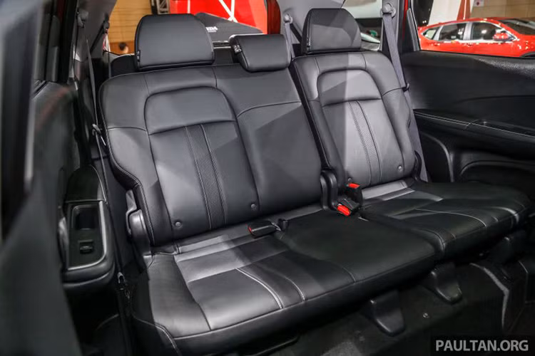 Thêm vào đó, Honda còn trang bị trên BR-V hệ thống điều hoà tự động với 2 dàn lạnh, hệ thống âm thanh 4 loa cùng ổ điện 12V... Các trang bị an toàn trên Honda BR-V cũng khá đơn giản với hệ thống chống bó cứng phanh ABS, hệ thống cân bằng điện tử và khởi dành ngang dốc. Ngoài ra còn có 2 túi khí ở hàng ghế phía trước.