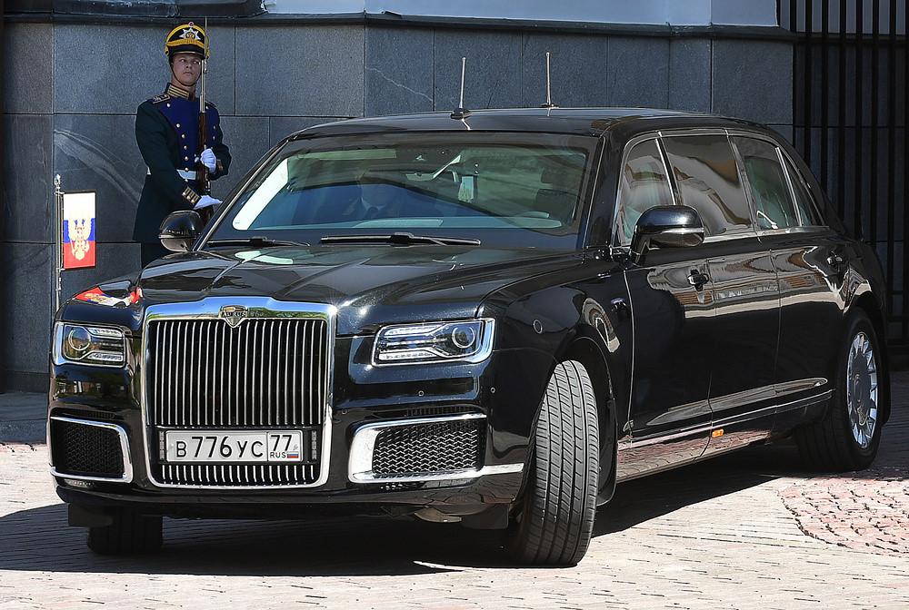 Mẫu xe limousine đặc biệt này được vận chuyển đến sân bay Helsinki-Vantaa, Phần Lan bằng máy bay Il-76 hôm thứ Năm vừa qua. Mẫu xe này được xem là sản phẩm kế thừa của dòng xe ZIL do Nga sản xuất nhiều thập niên trước, dùng để vận chuyển các nhà lãnh đạo Soviet cũ.