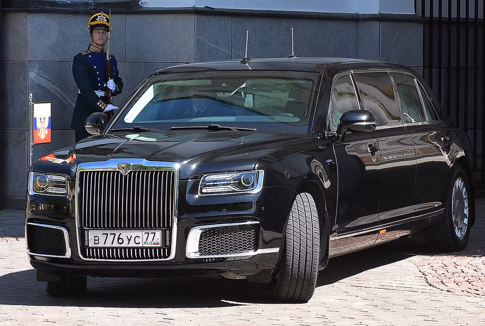 Mẫu xe limousine đặc biệt này được vận chuyển đến sân bay Helsinki-Vantaa, Phần Lan bằng máy bay Il-76 hôm thứ Năm vừa qua. Mẫu xe này được xem là sản phẩm kế thừa của dòng xe ZIL do Nga sản xuất nhiều thập niên trước, dùng để vận chuyển các nhà lãnh đạo Soviet cũ.