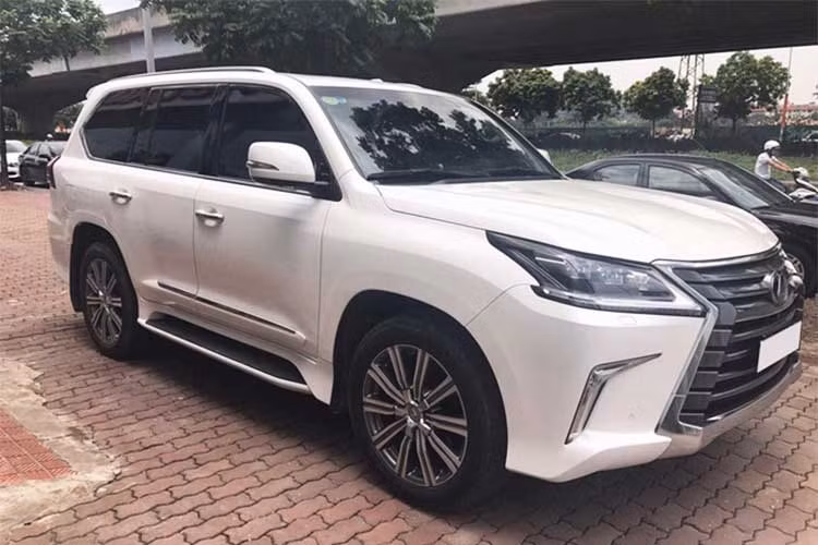 Hiện tại, phiên bản mới nhất của mẫu SUV hạng sang cỡ lớn Lexus LX570 đang được bán chính hãng tại Việt Nam với giá khoảng 7,8 tỷ đồng. Chiếc xe trong bài viết này là phiên bản 2016 được một showroom mua bán ôtô tư nhân ở Hà Nội nhập về và bán với giá khoảng 6,9 tỷ đồng.