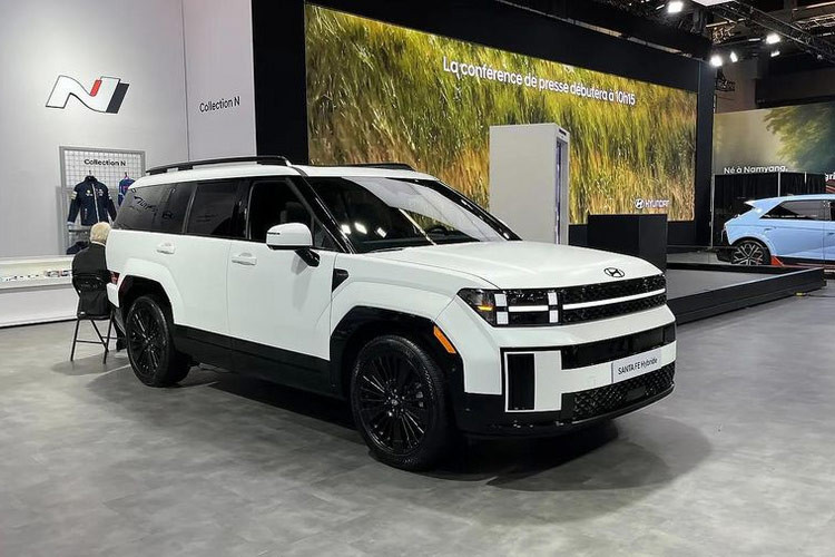 Hiện tại, thông tin về giá xe Hyundai SantaFe 2025 tại Việt Nam hiện chưa được tiết lộ. Tuy nhiên, với động cơ mới và hàng loạt trang bị hiện đại hơn hẳn so với thế hệ trước, giá niêm yết của mẫu CUV Hàn Quốc này dự kiến sẽ tăng mạnh, vượt mốc 1,4 tỷ đồng ở phiên bản cao nhất.