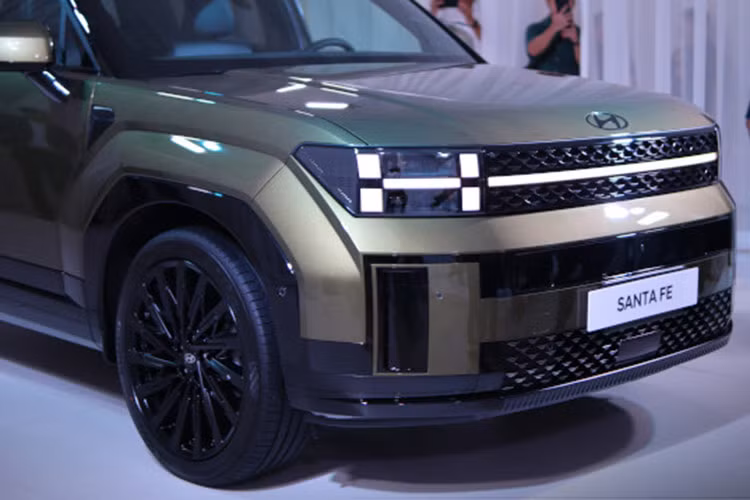 Phiên bản tiêu chuẩn dùng hệ dẫn động cầu trước, hai phiên bản cao cấp hơn có hệ dẫn động 4 bánh HTRAC đặc trưng của Hyundai. Nếu thông tin này là chính xác, SantaFe 2025 có sức mạnh được gia tăng đáng kể so với thế hệ cũ. Bên cạnh đó, mẫu SUV này cũng không còn phiên bản máy dầu vốn được nhiều khách hàng Việt Nam ưa chuộng.