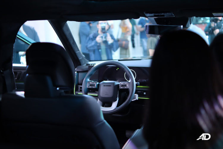 Đuôi xe SantaFe mới cũng được thiết kế vuông vức giống phần đầu, tạo nên tổng thể hầm hố mang đặc trưng SUV off-road. Tuy nhiên, so với đầu xe, phần đuôi có phần đơn giản, với điểm nhấn là cụm đèn hình chữ H.