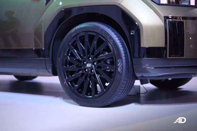 Đầu xe Hyundai SantaFe thế hệ mới gây ấn tượng với đèn ban ngày hình chữ H hoàn toàn mới. Tản nhiệt bên dưới cũng tạo thành hình chữ H gợi nhớ tới logo hãng. Ở thế hệ mới, logo của Santa Fe không còn nằm trong lưới tản nhiệt như cũ mà đưa lên nắp ca-pô. Ngoài ra, xe có thanh đèn chạy ngang song song với viền ca pô.