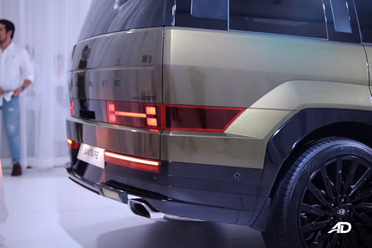 Hyundai SantaFe 2025 đã ra mắt toàn cầu vào tháng 8/2023, gây ấn tượng mạnh mẽ với thiết kế ngoại thất vuông vức và khác biệt hoàn toàn so với thế hệ trước. Xe có kích thước dài x rộng x cao lần lượt là 4.830 x 1.900 x 1.720 mm và chiều dài cơ sở 2.815 mm.