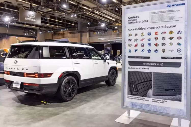 Hai phiên bản cao cấp của Hyundai SantaFe 2025 được trang bị hệ thống loa Bose, hứa hẹn mang đến trải nghiệm âm thanh ấn tượng hơn. Bên cạnh đó, xe còn có một số trang bị đáng chú ý như màn hình HUD, cửa sổ trời kép, bàn sạc không dây, chìa khóa thông minh…