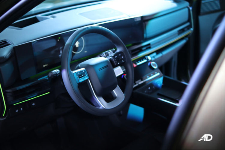 Nội thất xe mang phong cách tối giản nhưng sang trọng, với cụm màn hình cong tích hợp đồng hồ lái LCD và màn hình giải trí cùng kích thước 12,3 inch. Các trang bị tiện nghi bao gồm hàng ghế trước chỉnh điện có chức năng sưởi và làm mát, ghế lái có chức năng nhớ vị trí.