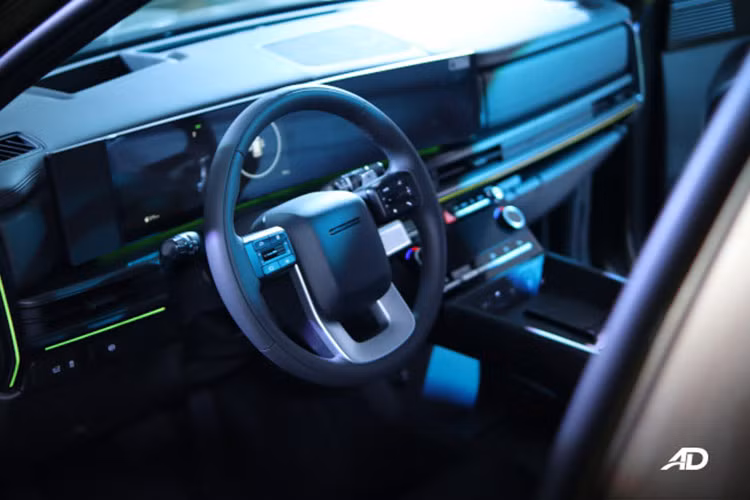 Nội thất xe mang phong cách tối giản nhưng sang trọng, với cụm màn hình cong tích hợp đồng hồ lái LCD và màn hình giải trí cùng kích thước 12,3 inch. Các trang bị tiện nghi bao gồm hàng ghế trước chỉnh điện có chức năng sưởi và làm mát, ghế lái có chức năng nhớ vị trí.