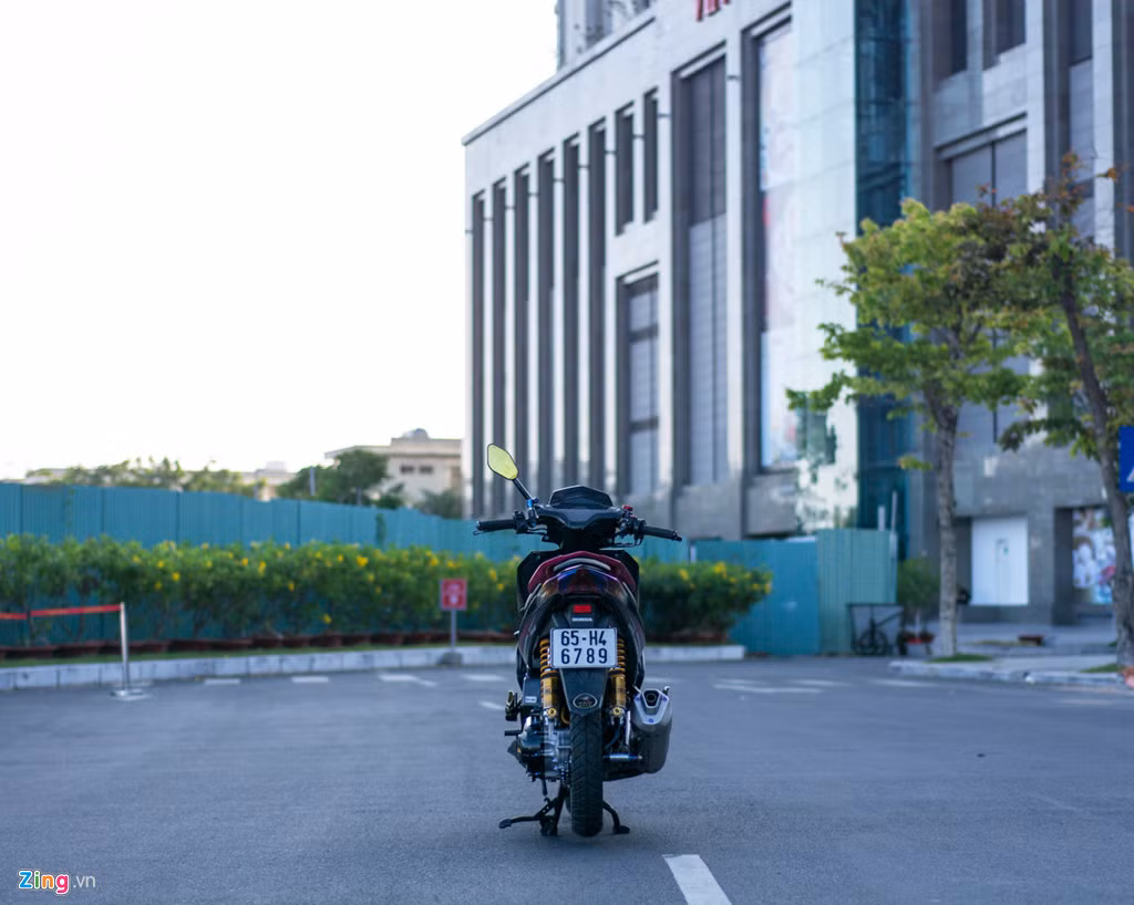 Bên cạnh đó, chủ xe còn trang bị ốp đầu của Yamaha NVX, toàn bộ dàn ốc titanium, kính chiếu hậu Rizoma... Tổng giá trị đồ chơi trên xe vào khoảng hơn 100 triệu.